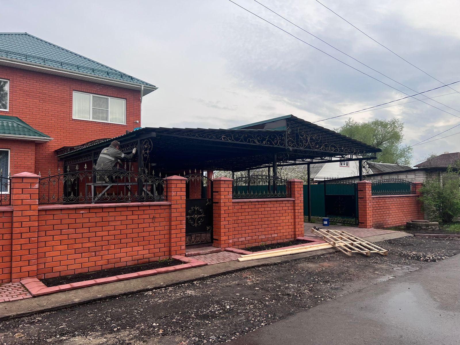 Как выбрать схему заезда под семейный автонавес, если на участке мало места для манёвра в Истре