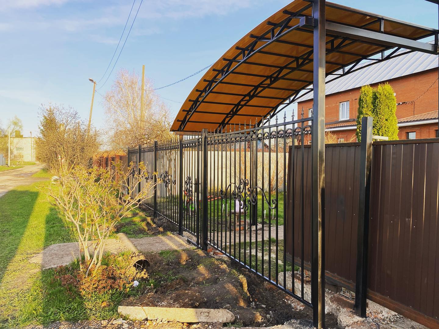 Как выбрать автонавес для семейной парковки в Истре, если один автомобиль выше и шире другого