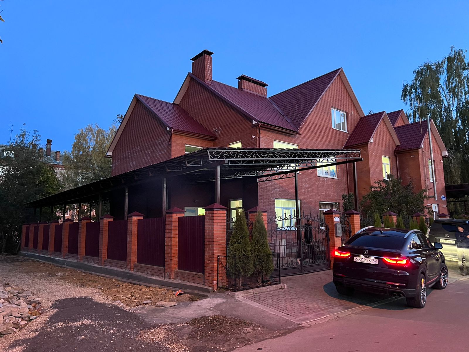 Какой материал автонавеса лучше переносит снег и солнце в Истре: поликарбонат, металл или металлочерепица