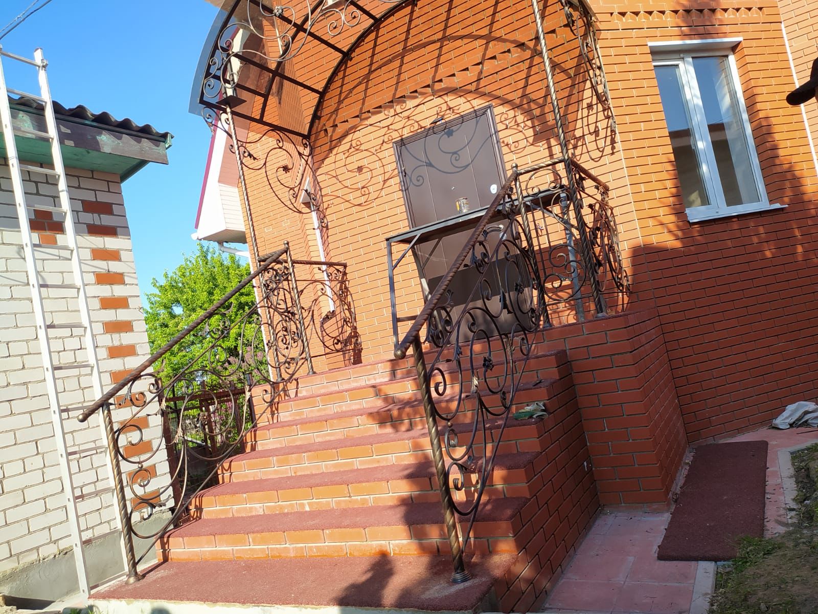 Как выбрать покрытие для уличной лестницы в Истре, чтобы ступени не стирались от песка, влаги и реагентов