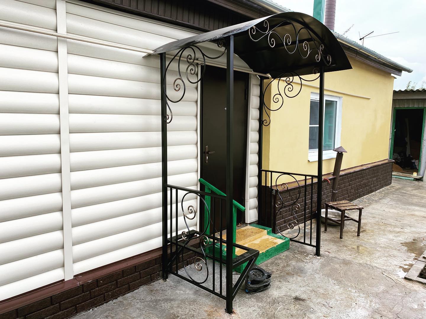 Какой материал для козырька дольше сохраняет внешний вид в Истре: стекло, поликарбонат или металл