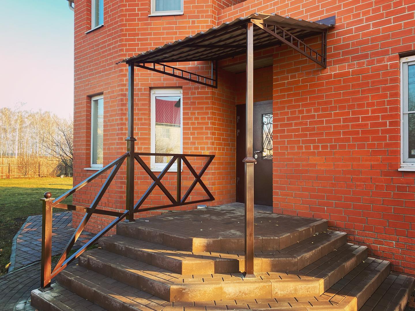 Как выбрать материал козырька для входа с теневой стороны дома в Истре, чтобы не потерять свет и защиту от осадков