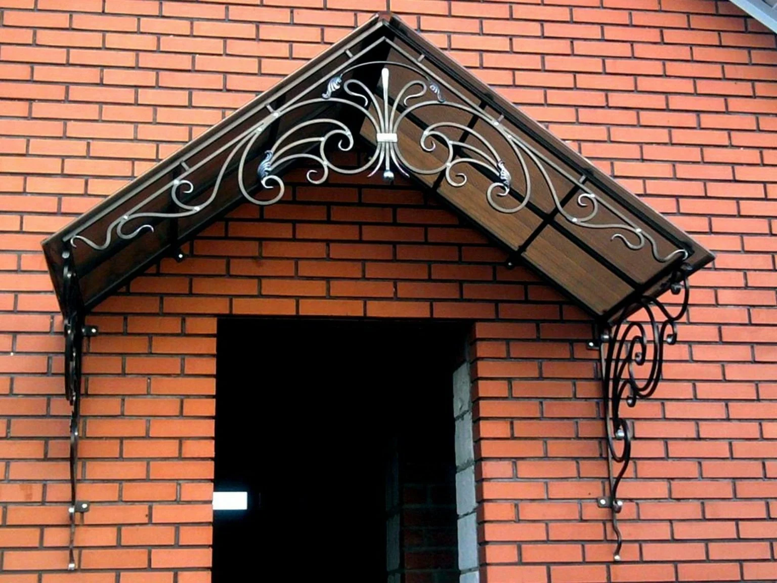 Как рассчитать бюджет на козырёк, перила и освещение для входной группы в Истре